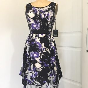 Vera Wang. Pleat Panel Dress. Size M.